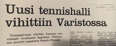 Sanomalehtiartikkeli Variston Tenniskeskuksen avaamisesta