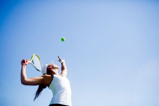 tenniksenpelaaja pelaa tennistä