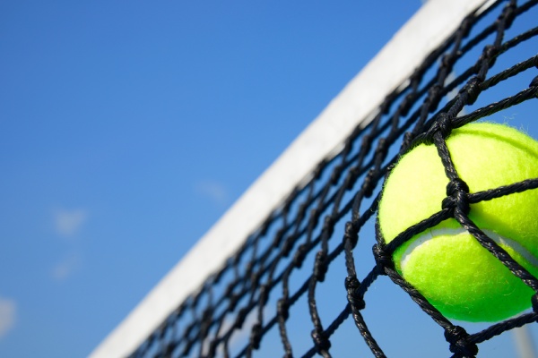 tennispallo osuu verkkoon
